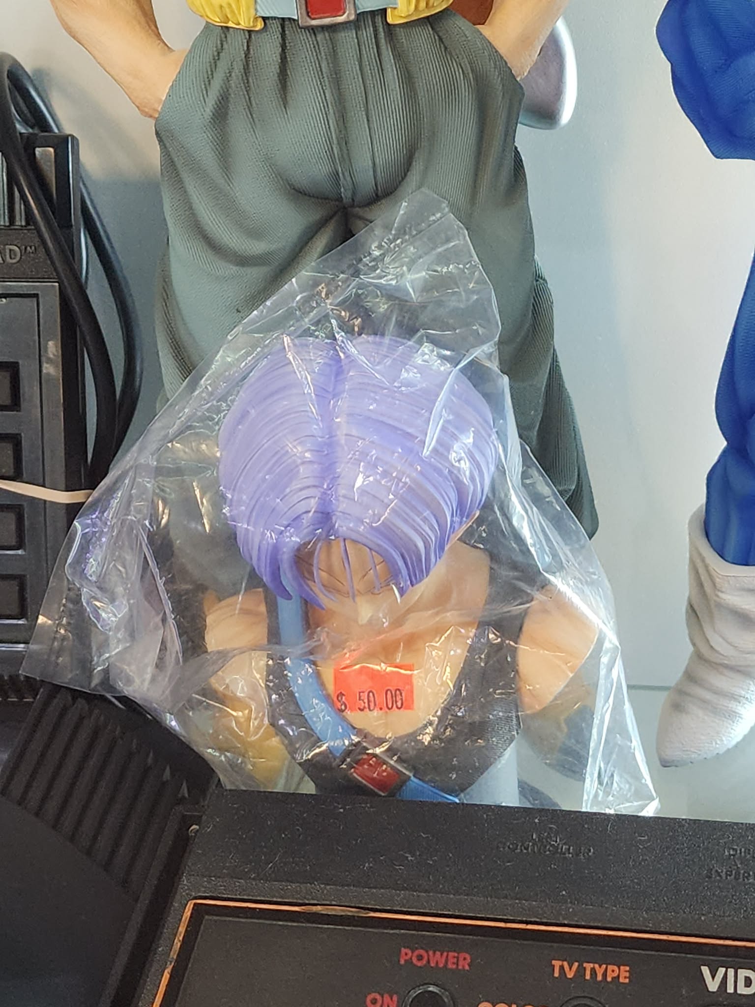 Unlimited Studio Dragon Ball Z Trunks & Vegeta 1/6 Scale Figures w/ interchangeable heads - Image 6